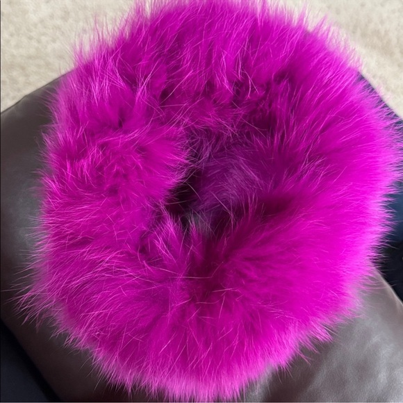 Silver Fox Fur Head Band or Neck Scarf, Real Silver Fox Fur,
Size: OS
$129 $347 - Picture 1 of 4